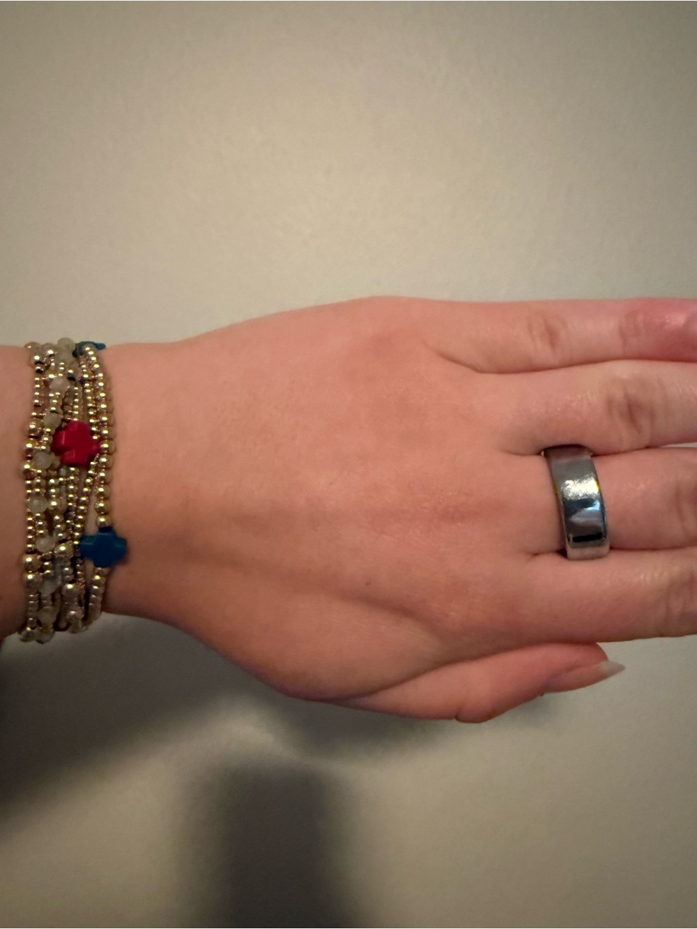 OURA RING SIZE 8 SILVER. ALSO COMES WITH COVERS TO MIX AND MATCH COLOR.